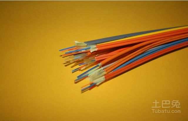 光纤是什么？浅析光纤的材料和结构及其工作原理