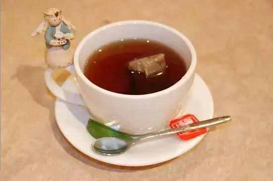 排长龙都要买的奶茶，用的到底是什么“茶”呢？
