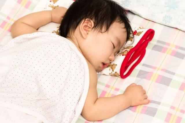 2岁宝宝睡觉打呼噜正常吗？小孩子睡觉打呼4大原因，个个揪心