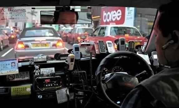 香港出租车司机多赚钱？当地人：挂500万车牌，车上10台手机接单