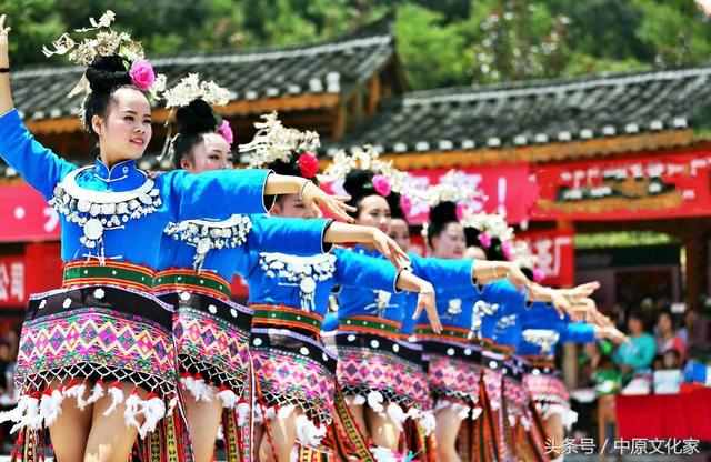 孔雀舞、锦鸡舞等，这些民间传统舞蹈，已入选非物质文化遗产