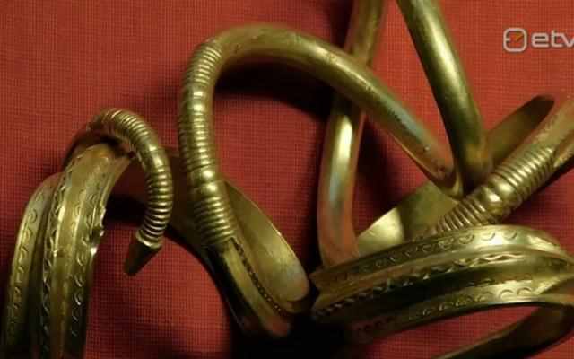 欧洲男子用金属探测仪找到一条1700年前的蛇形纯金项链，价值连城
