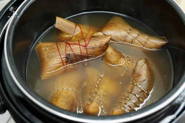 煮粽子时，用热水还是冷水？教你正确煮法，粽子不夹生，软糯好吃