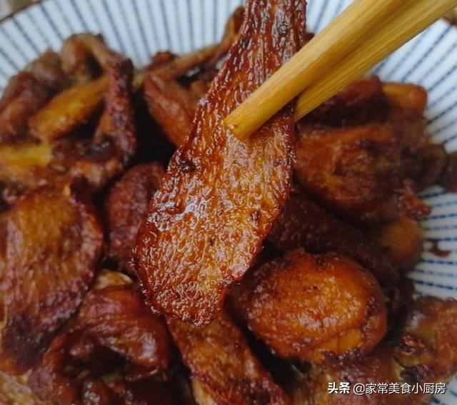 教你做传统农家干炒鸡，做法用料都简单，干香有嚼头，姜比肉还香