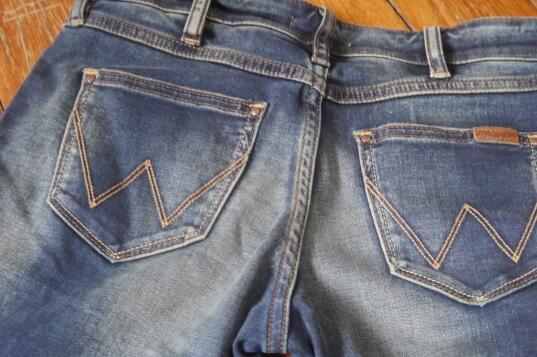 新买的牛仔裤怎么洗不褪色 清洗牛仔裤的注意事项