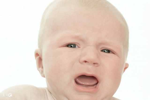 宝宝吐奶有四大原因，这种吐奶要及时就医！