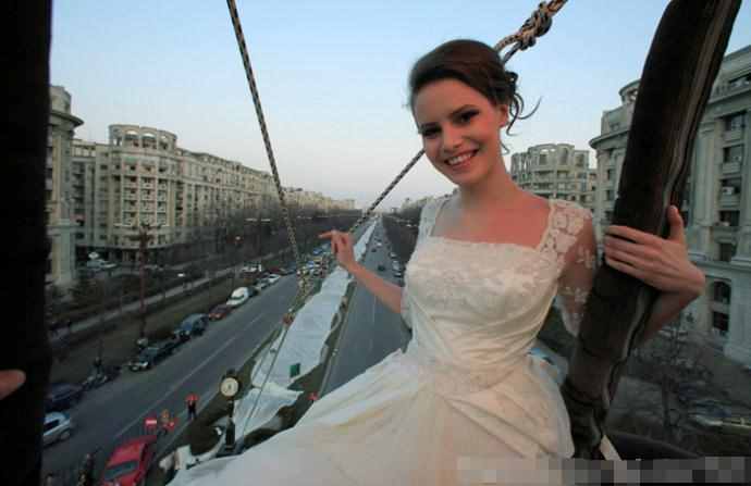 看完世界最长、最壮观的婚纱，你就知道你的婚纱有多小儿科了！