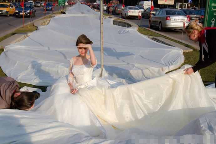 看完世界最长、最壮观的婚纱，你就知道你的婚纱有多小儿科了！