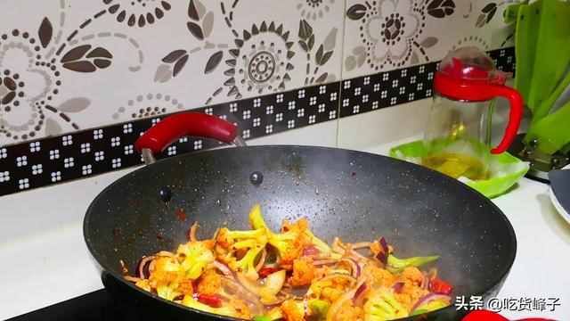 花菜别再直接下油锅爆炒了，发苦又不入味，教你正确的炒花菜方法