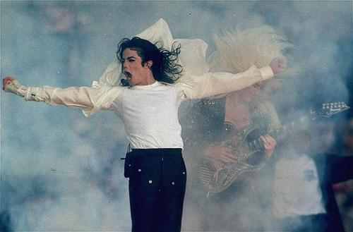 世界舞王迈克尔杰克逊是猝死的？不，三个疑点至今无法合理解释！