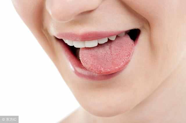 舌苔发白是怎么回事？或与这5大因素密切相关，切勿大意