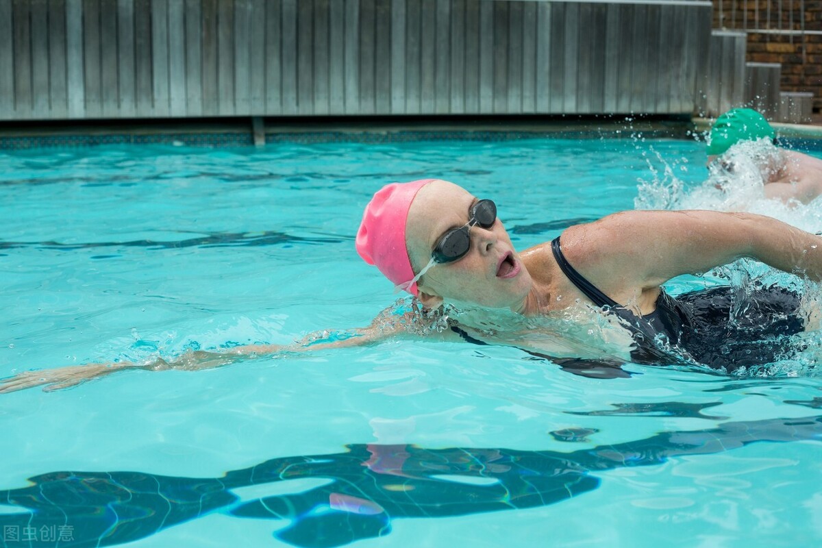 怎样游泳更减肥？掌握5个步骤，提高燃脂效率，让你边游边瘦