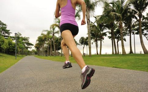 正确的跑步减肥姿势_跑步机上走路正确姿势_跑步的正确姿势视频
