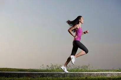 跑步机上走路正确姿势_跑步的正确姿势视频_正确的跑步减肥姿势