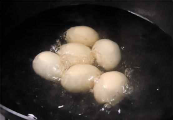 煮鸡蛋不要只用清水，多加这一步，蛋壳一碰就掉，蛋黄鲜嫩营养好