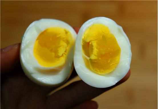 煮鸡蛋不要只用清水，多加这一步，蛋壳一碰就掉，蛋黄鲜嫩营养好