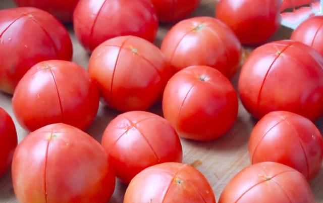 西红柿又出新吃法了，一次腌制30斤，酸甜可口零添加，放一年不坏