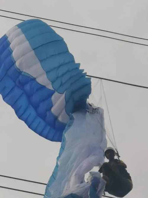 男子玩滑翔伞被挂高压线7小时怎么回事？图片详情曝光太惊险了