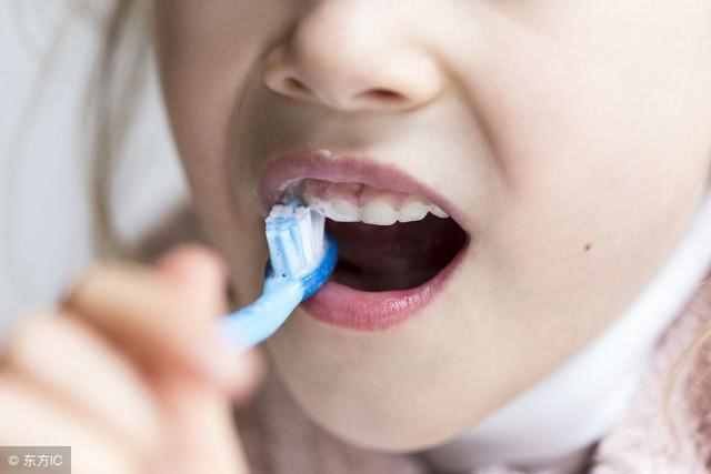 牙龈出血有4种原因，不一定是牙齿有问题！