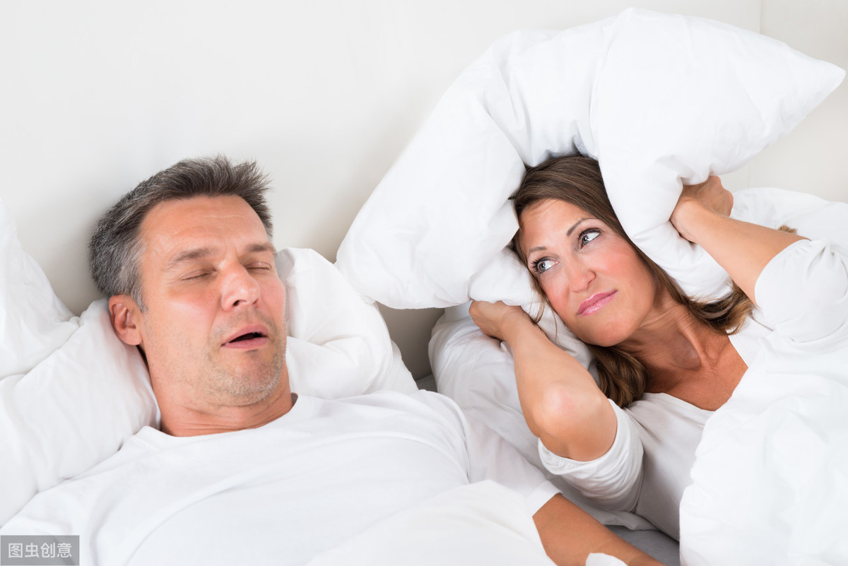 睡觉会打呼噜怎么办如何治疗（鼾声如雷原来也有危险，爱打呼噜的人注意了！这些方法可有效改善）