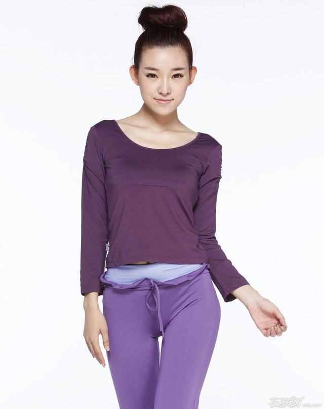 紫色上衣搭配什么颜色的裤子更有女人味