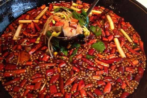 重庆大厨做火锅鱼12年；辣而不燥，鱼肉鲜而不腥，肥美爽口