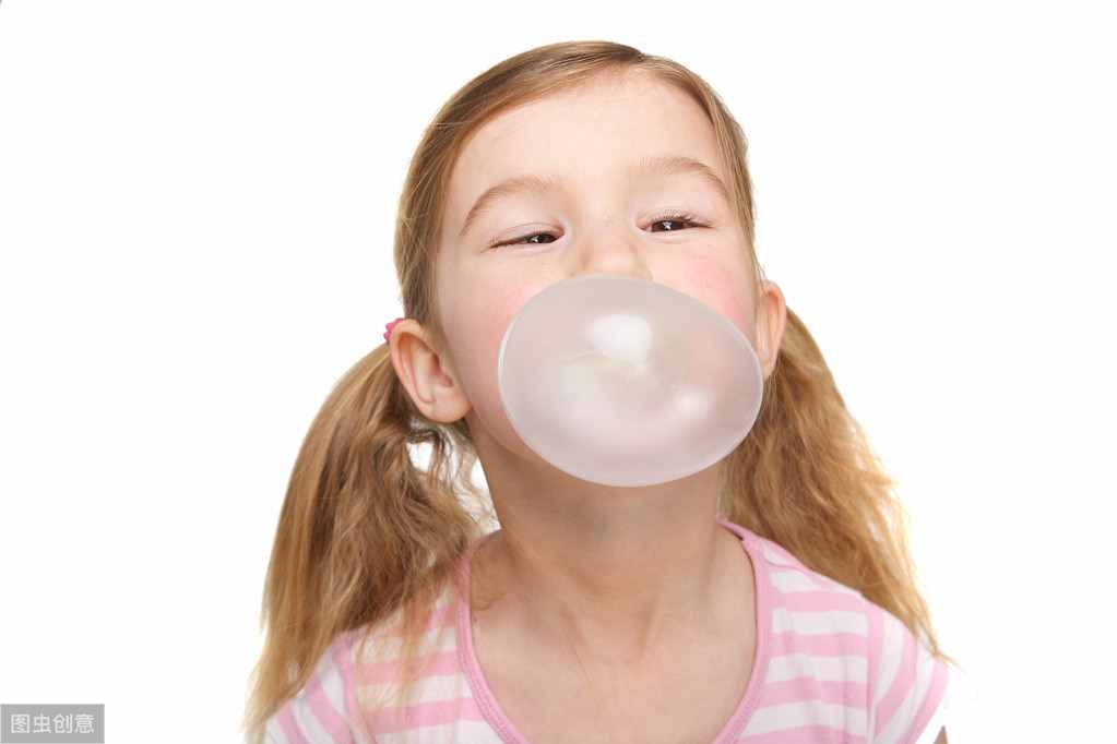 误吞口香糖会粘住肠胃吗？不会，但是有4点危害并不适合孩子吃