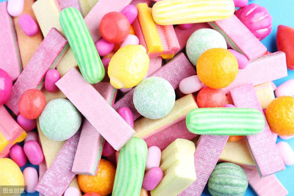 误吞口香糖会粘住肠胃吗？不会，但是有4点危害并不适合孩子吃