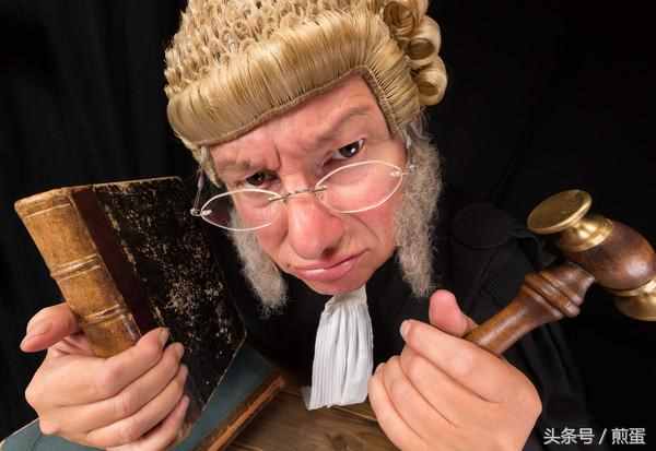 为什么英国的律师要戴假发