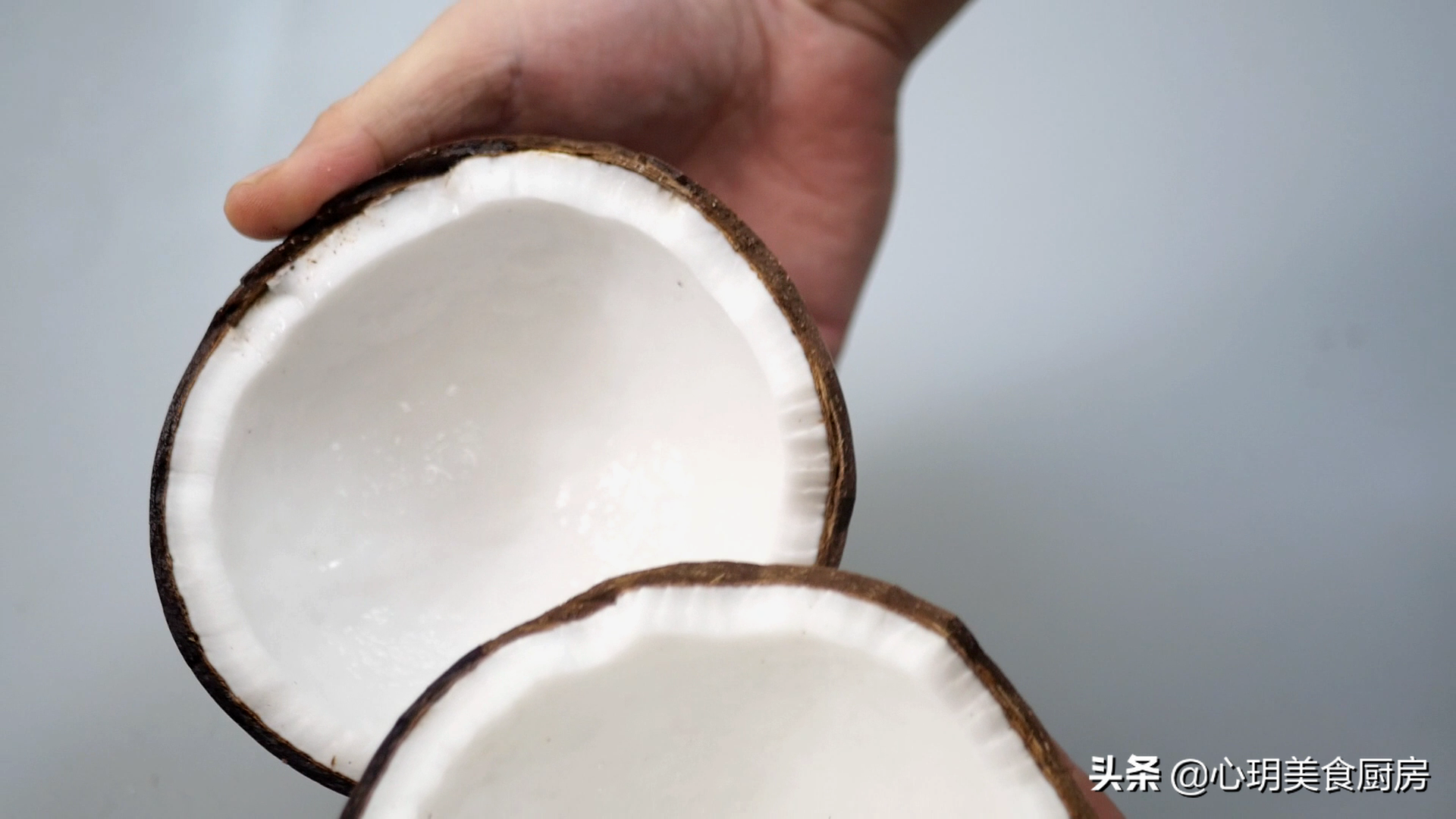 开椰子壳最简单的方法 内行人开椰子取肉，只需要10秒