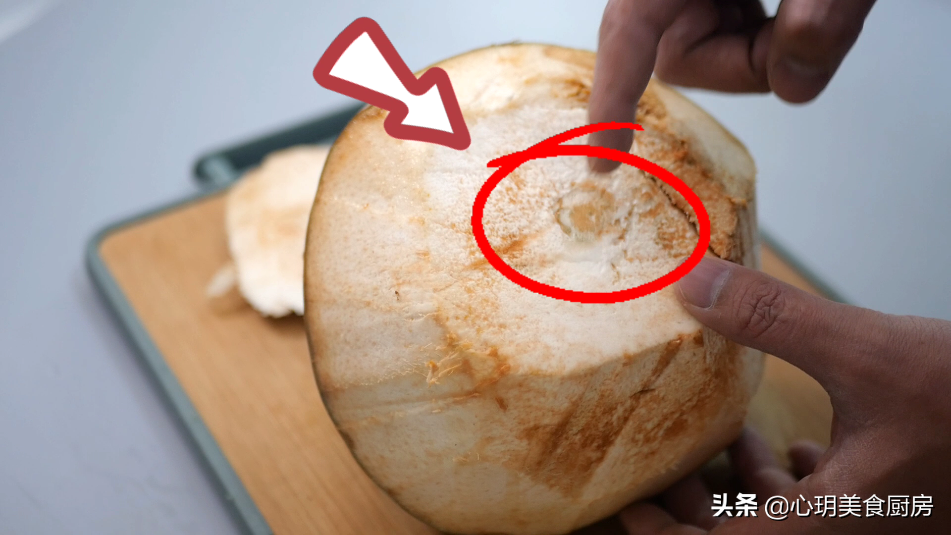 开椰子壳最简单的方法 内行人开椰子取肉，只需要10秒
