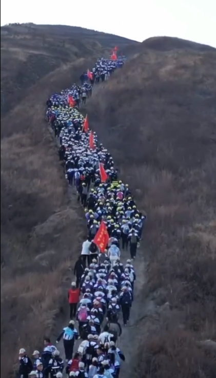  2000多名师生徒步54公里祭奠英烈
