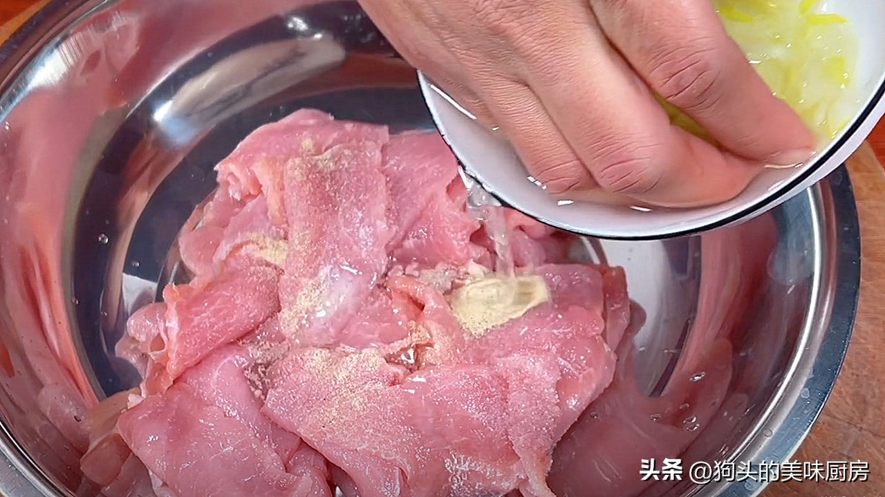 水煮肉片怎么做好吃又嫩？记住这个诀窍，肉片鲜香滑嫩，太解馋了