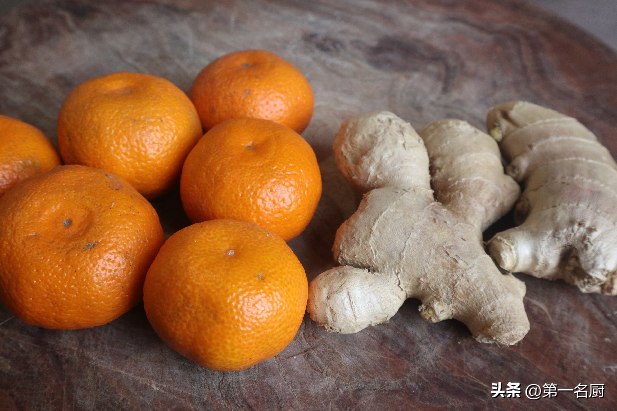橘子皮加生姜泡水有什么功效（冬天，生姜和橘子皮是绝配，记得每周泡几次，好多人不知道有啥用）