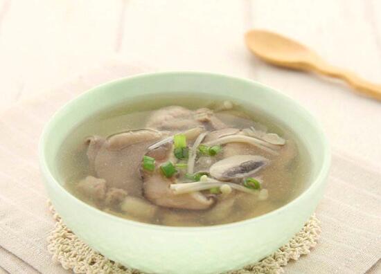 鸡枞菌汤的家常做法（菌汤怎么做好吃？夏天吃一些菌菇汤，帮助开胃健食）