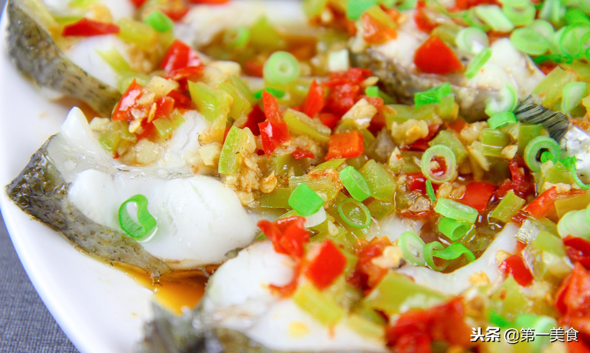 家常剁椒鱼最简单的做法 剁椒武昌鱼，厨师长教你家常简单的做法，少油清淡，肉质细嫩鲜美