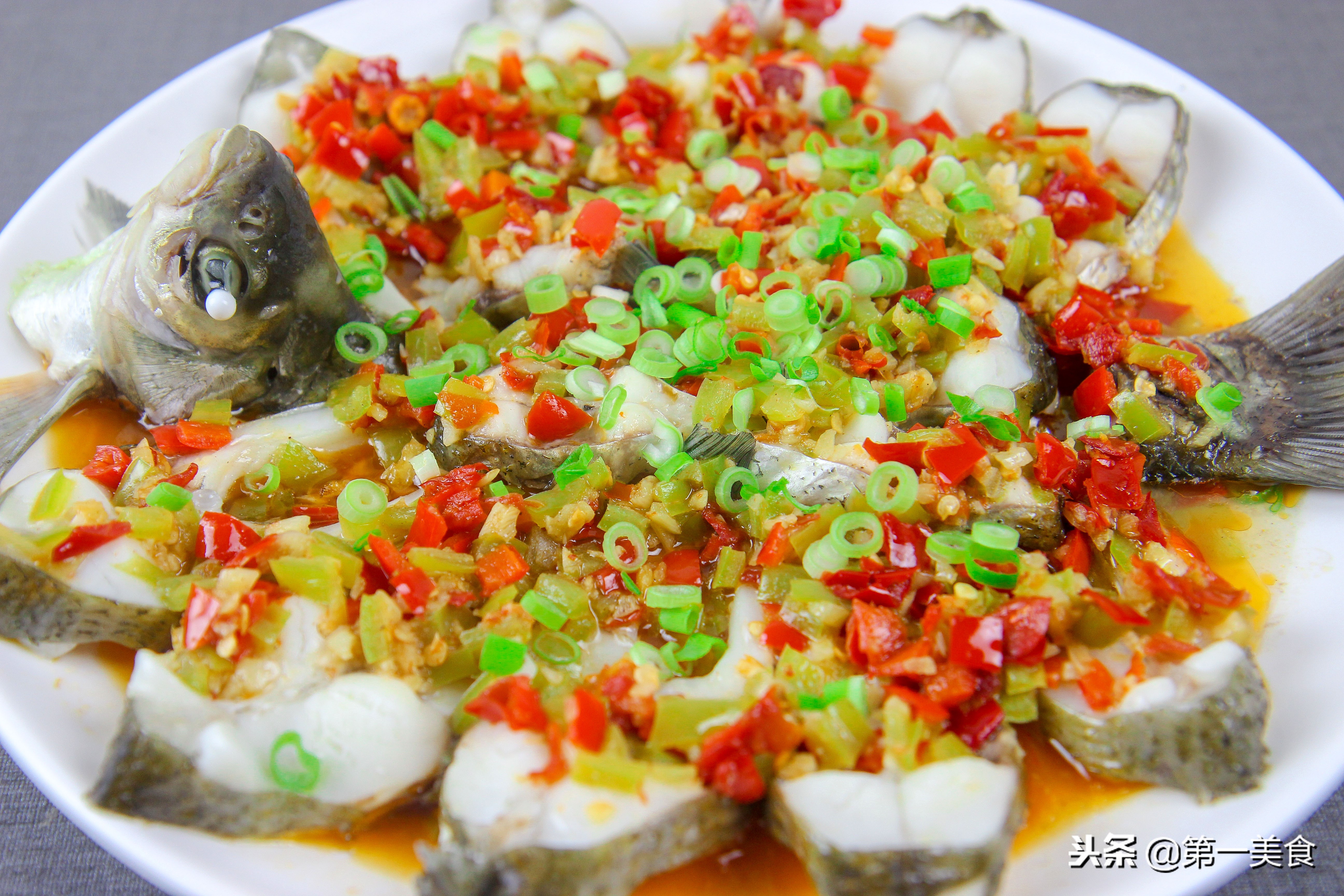 家常剁椒鱼最简单的做法 剁椒武昌鱼，厨师长教你家常简单的做法，少油清淡，肉质细嫩鲜美