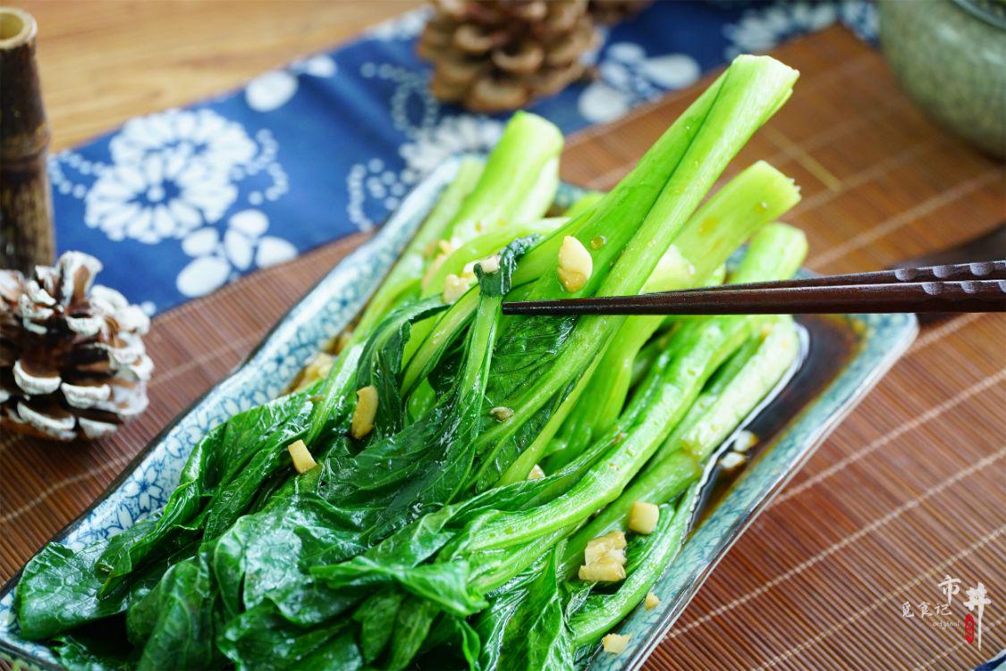 粤菜白灼菜心的做法分享给你，颜色翠绿还好吃