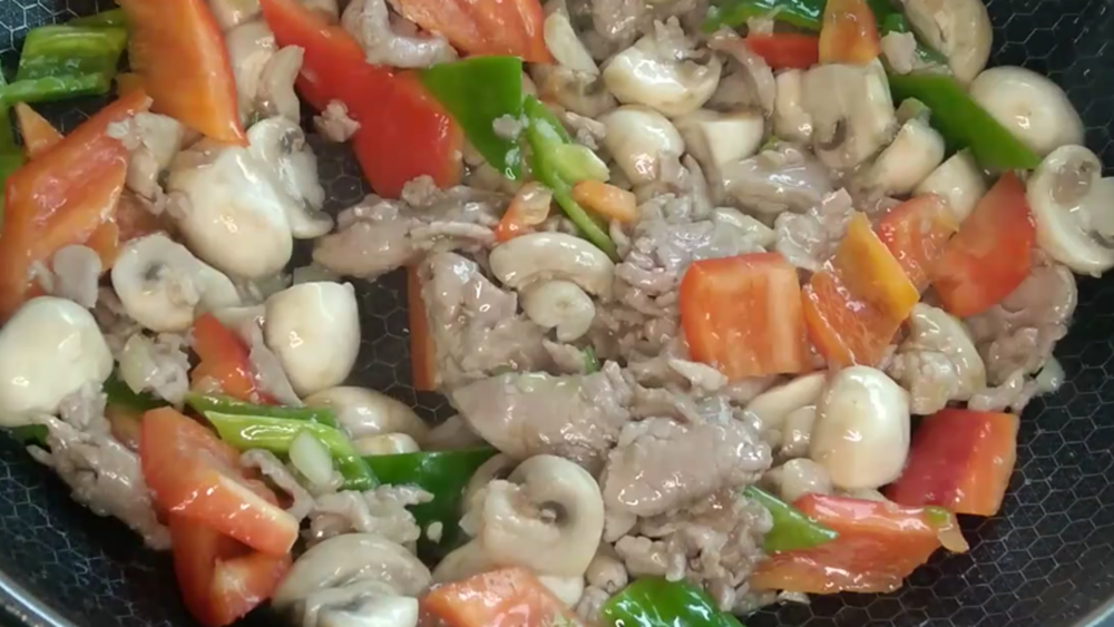 蘑菇炒肉的做法大全分享，肉质嫩滑，蘑菇鲜美，3分钟就能炒一盘