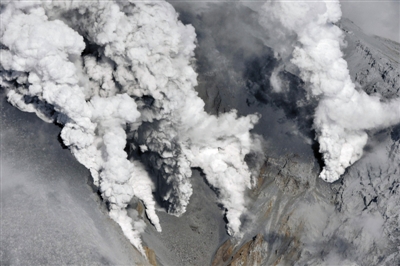 印尼火山口视频_印尼火山喷发的视频_