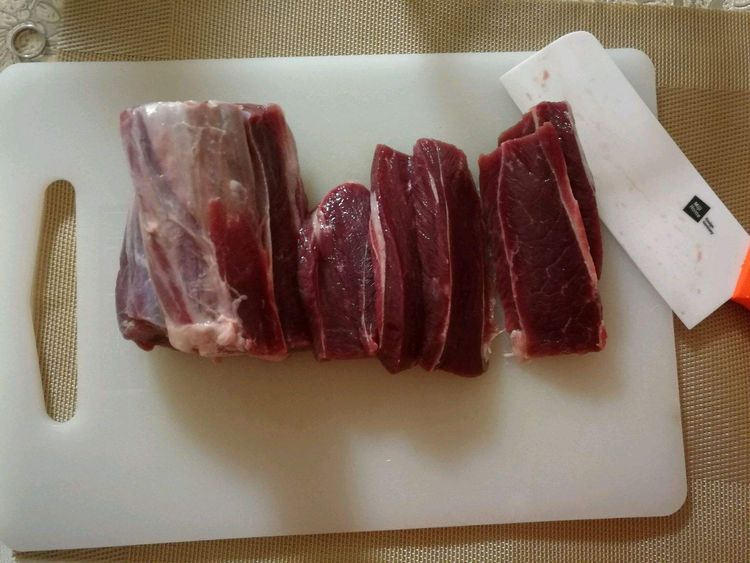 如何切牛肉 做牛肉有技巧，切肉时用对方法，牛肉不老不硬，口感比豆腐好