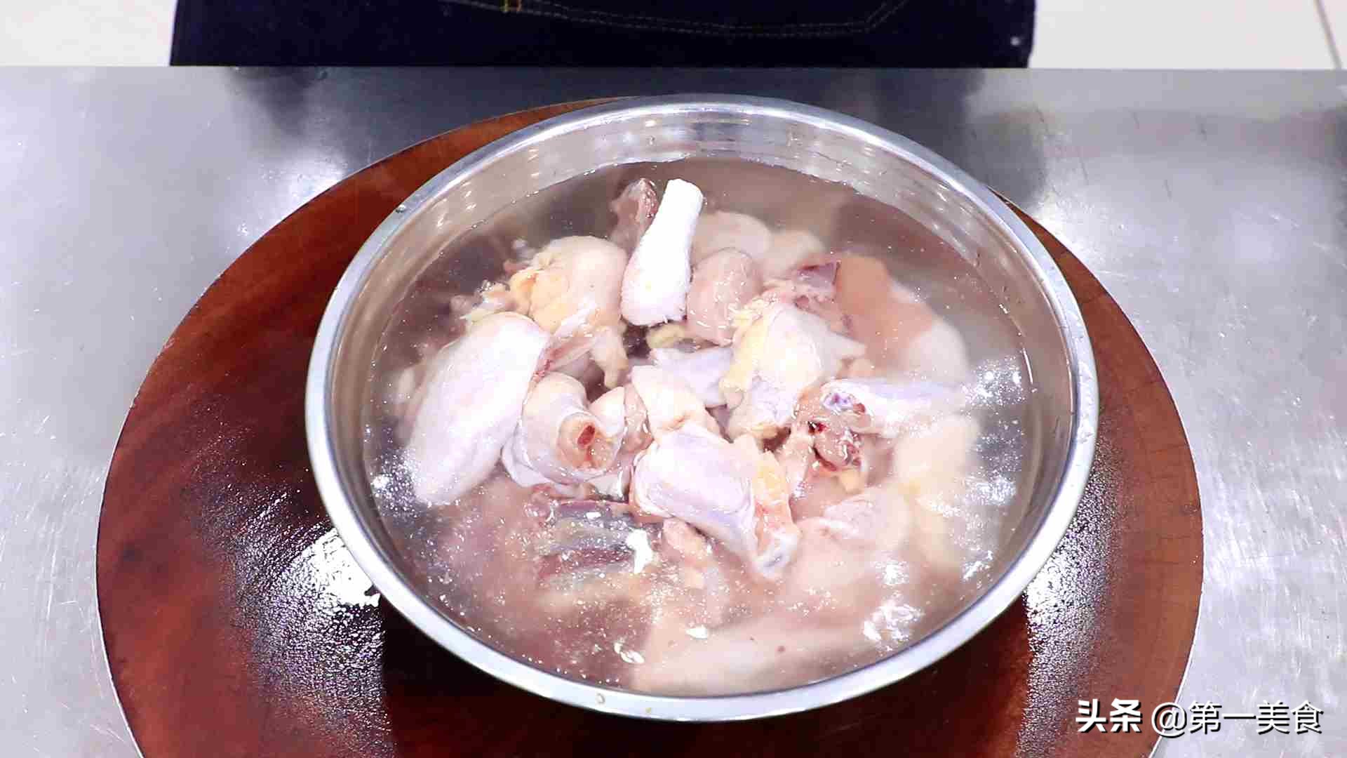 新疆大盘鸡制作方法分享给你，鸡肉不老不柴，快试试吧！