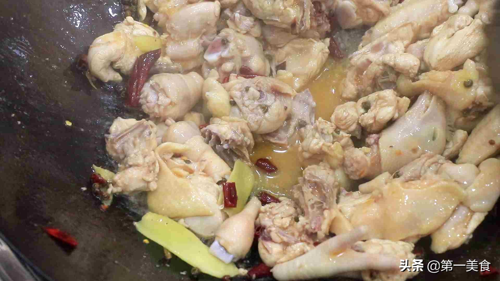 新疆大盘鸡制作方法分享给你，鸡肉不老不柴，快试试吧！