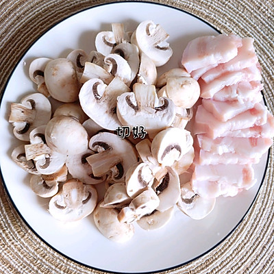 白蘑菇炒肉的家常做法分享给你，喜欢不要错过哦！