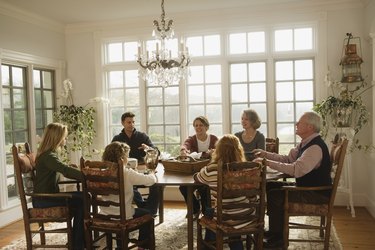 一家人围坐在餐桌旁