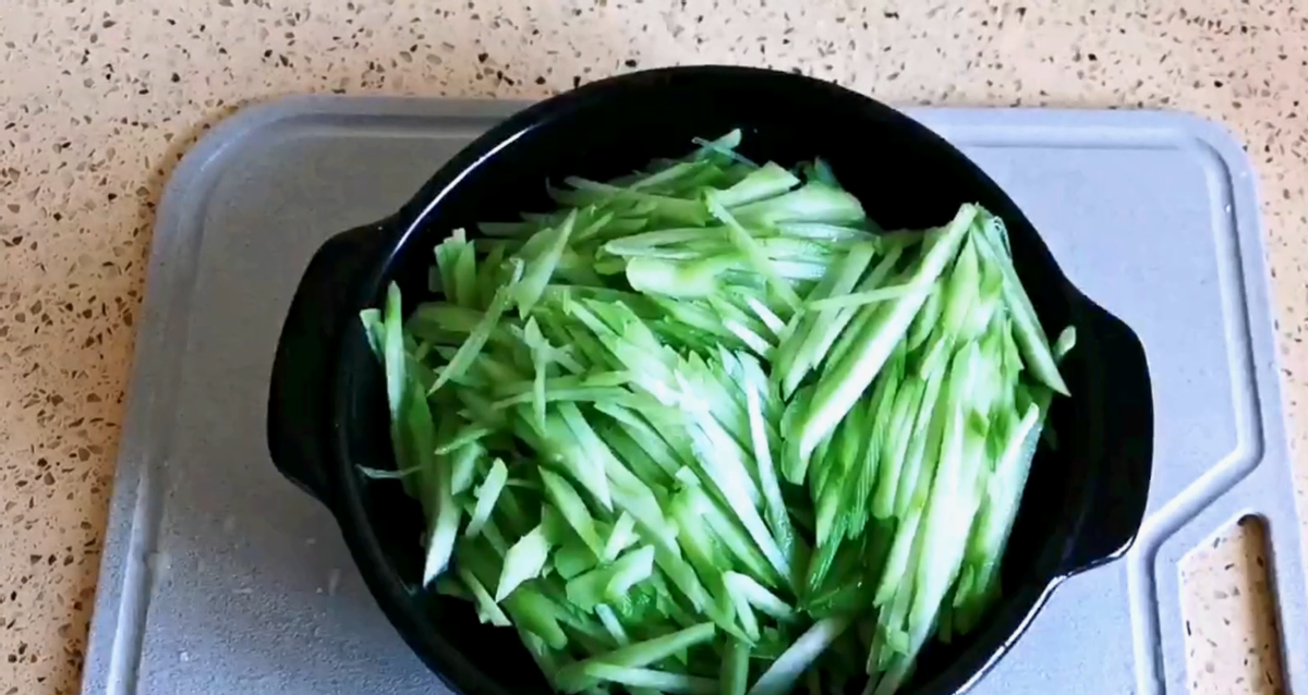 佛手瓜怎么炒好吃家常做法（清炒佛手瓜，做法简单，清淡美味，解馋解腻）