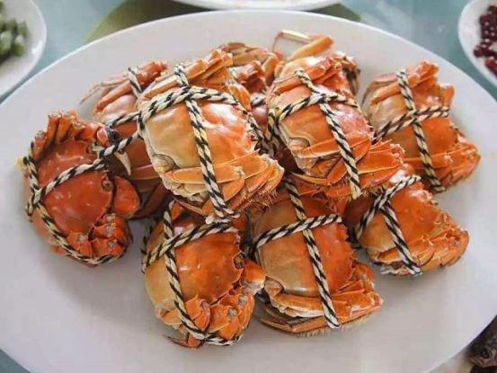刚死的螃蟹能吃吗怎样吃(当天刚死的螃蟹能不能吃？哪些部位是不能吃的，注意事项需了解)