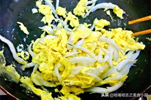 银鱼的做法大全家常菜(鲜嫩的银鱼炒蛋，黄白相间高颜值诱惑的一道抢手家常菜！)