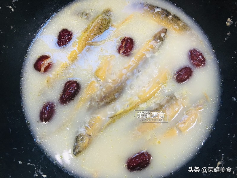 泥鳅放什么煲汤最好 泥鳅被称为“水中人参”，和红枣一起煮汤，汤汁鲜美，盗汗更要喝