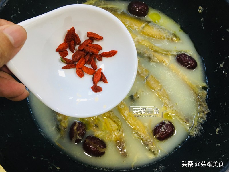 泥鳅放什么煲汤最好 泥鳅被称为“水中人参”，和红枣一起煮汤，汤汁鲜美，盗汗更要喝